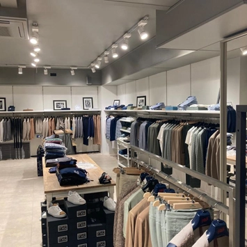 Illuminazione su misura per un negozio di abbigliamento